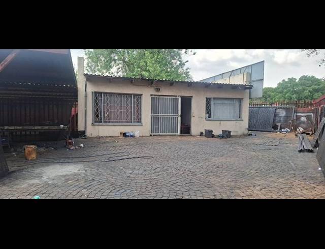 9 BEDROOM HOUSE FOR SALE IN KEMPTON PARK EXT 03